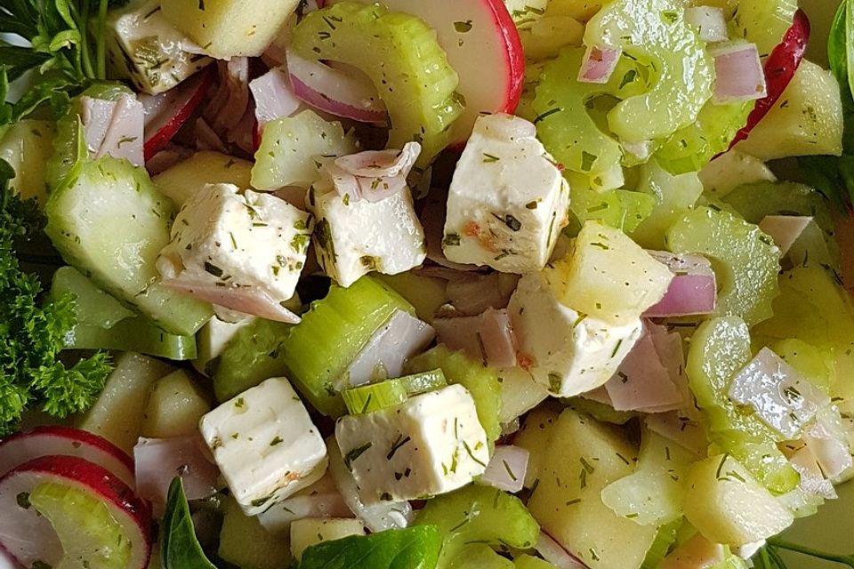 Antipasti-Salat mit Schafskäse und Pesto-Dressing