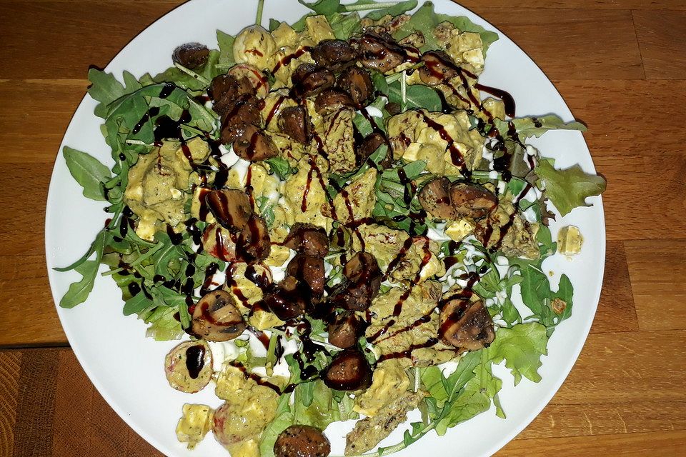 Antipasti-Salat mit Schafskäse und Pesto-Dressing