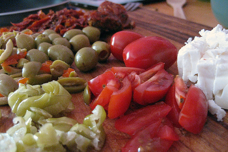 Antipasti-Salat mit Schafskäse und Pesto-Dressing