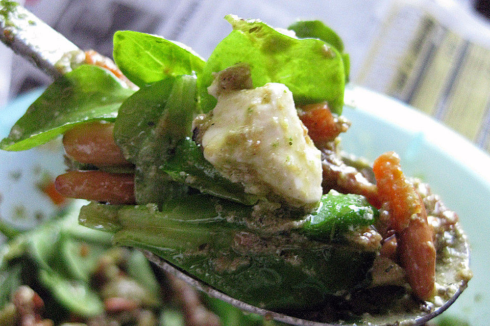 Antipasti-Salat mit Schafskäse und Pesto-Dressing