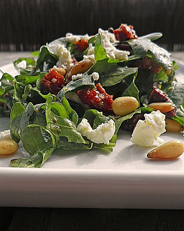 Antipasti-Salat mit Schafskäse und Pesto-Dressing