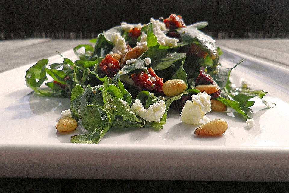 Antipasti-Salat mit Schafskäse und Pesto-Dressing