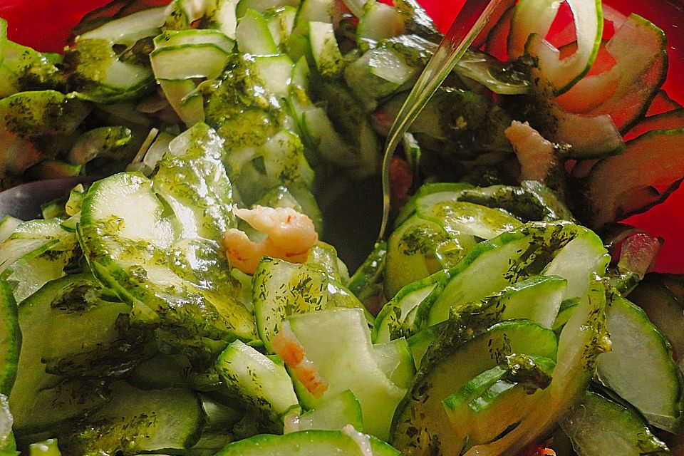 Frischer Gurkensalat mit Krabben, Schafskäse und Oliven