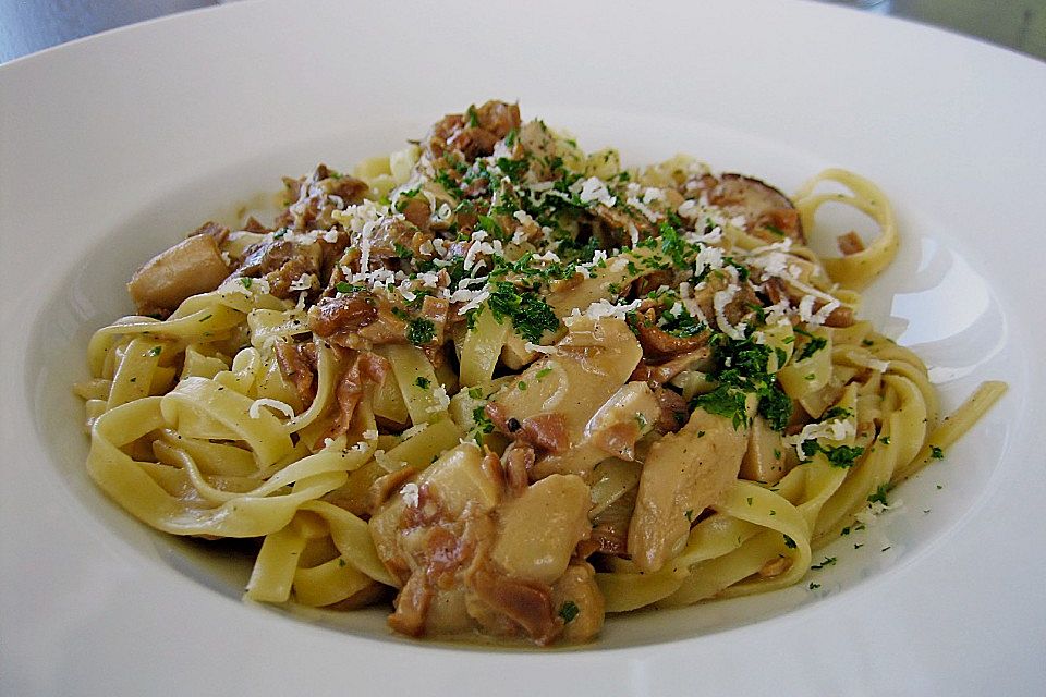 Tagliatelle mit frischen Steinpilzen