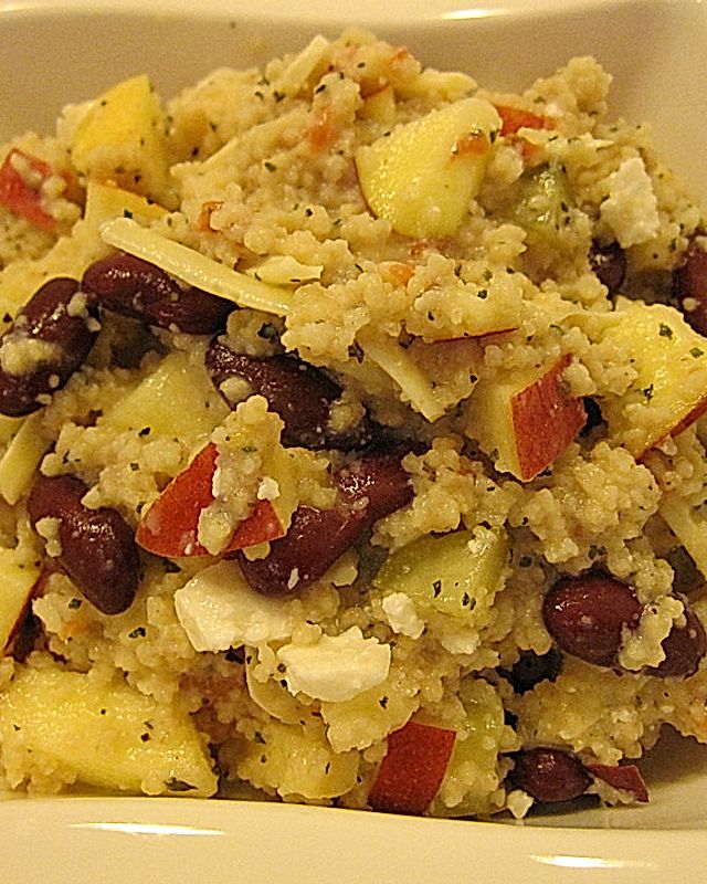 Leckerer Couscous Salat mit sauren Gurken, Bohnen, Tomaten, Äpfeln, Käse und Joghurtsoße