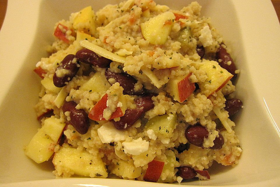 Leckerer Couscous Salat mit sauren Gurken, Bohnen, Tomaten, Äpfeln, Käse und Joghurtsoße