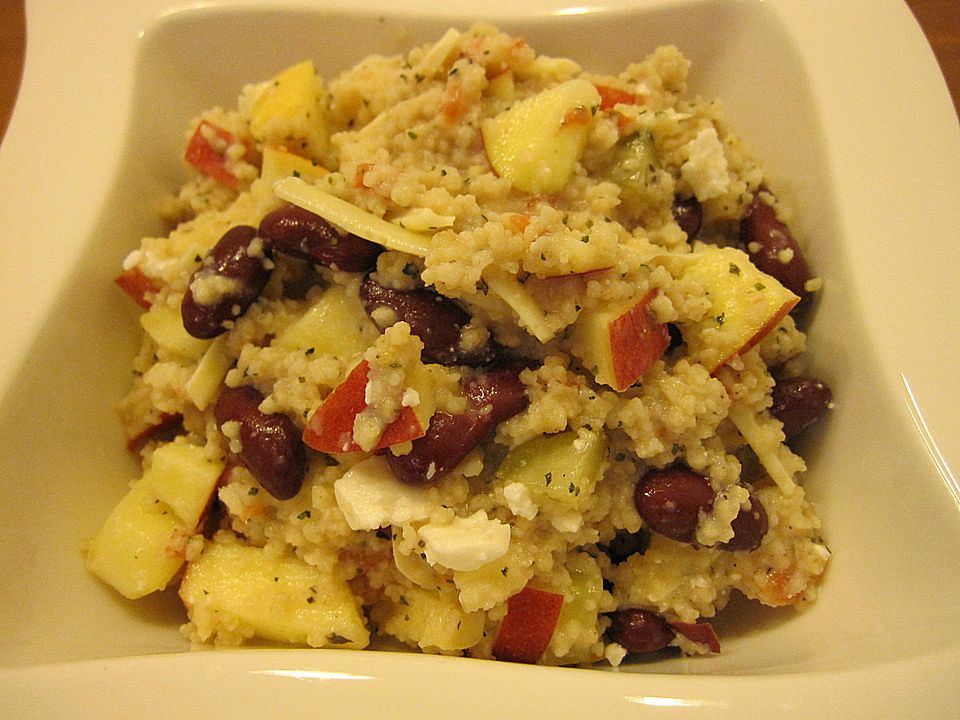 Leckerer Couscous Salat mit sauren Gurken, Bohnen, Tomaten, Äpfeln ...