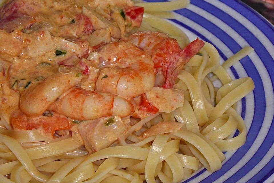 Sahnige Pasta mit Lachs und Krebsfleisch