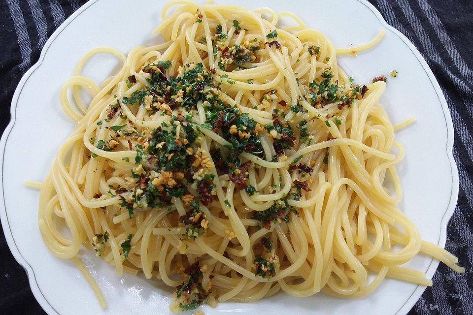 Spaghetti mit Knoblauch, Öl und Pfefferschote