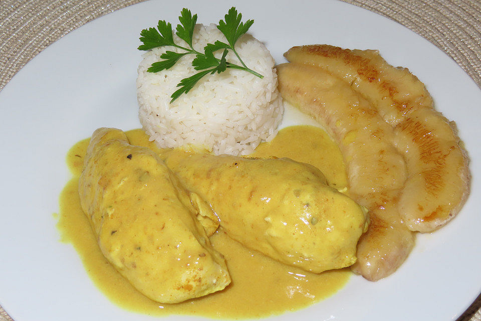 Hühnerbrust mit Currysauce, Bananen und Reis