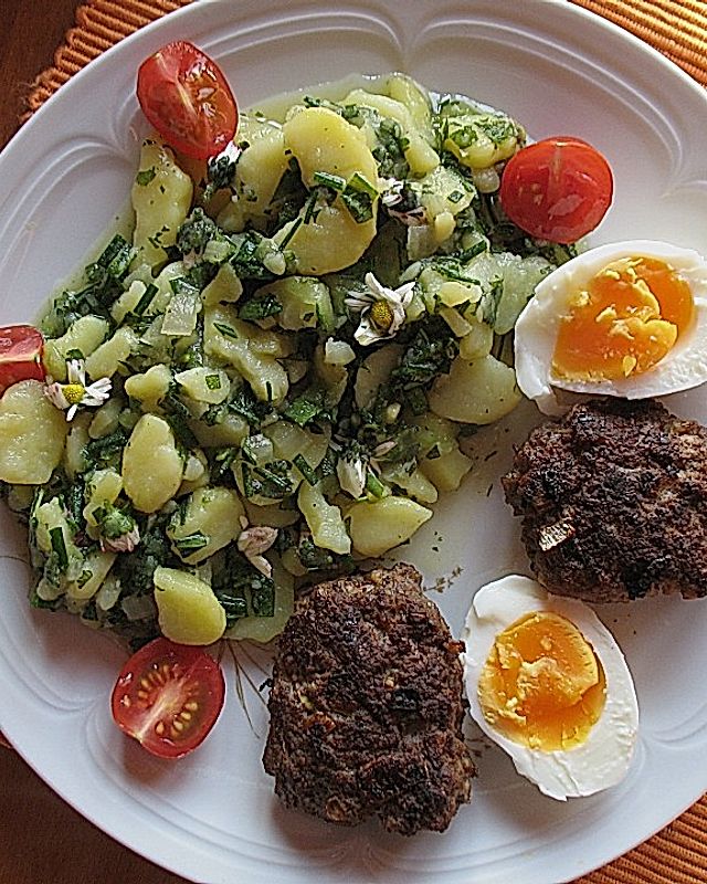 Kartoffelsalat mit Gänseblümchen und Löwenzahn