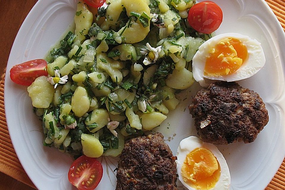 Kartoffelsalat mit Gänseblümchen und Löwenzahn