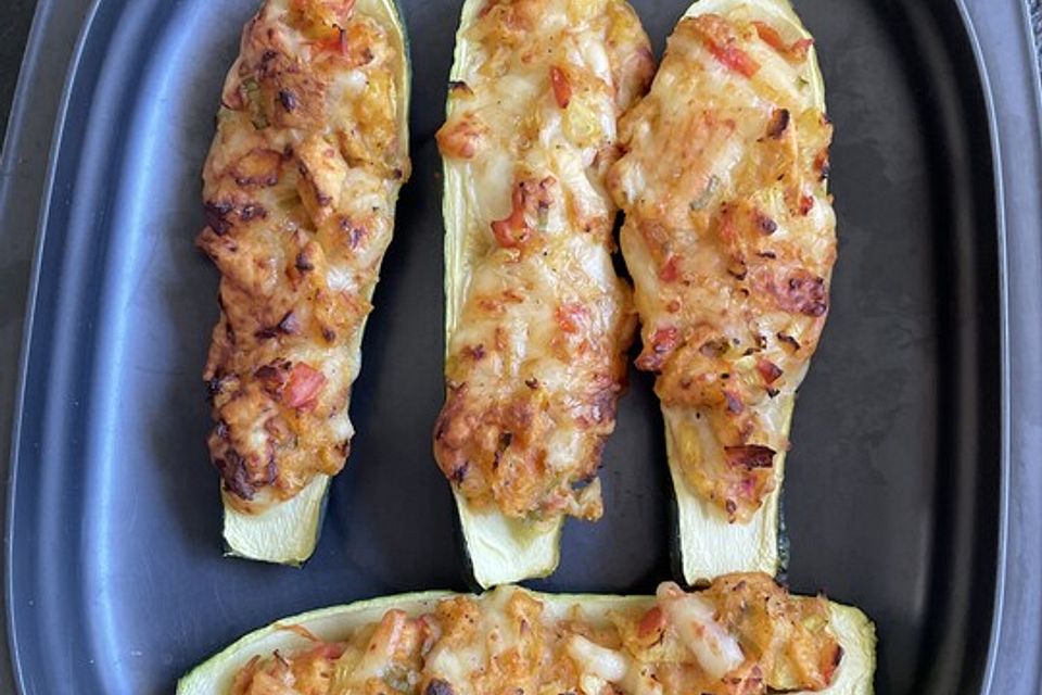 Vegetarische gefüllte Zucchini