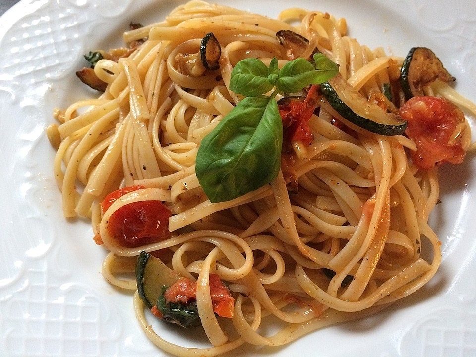 Spaghetti gebraten mit Basilikum und Tomate von Leckerli81| Chefkoch