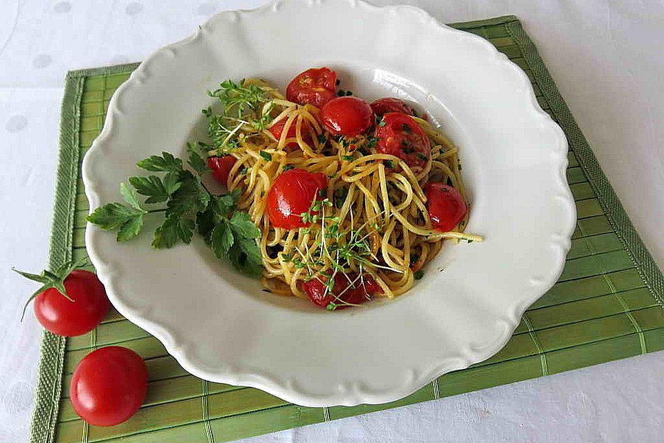 Spaghetti gebraten mit Basilikum und Tomate