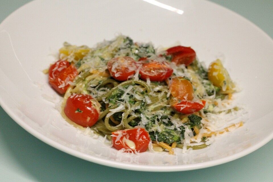 Spaghetti mit Spinat-Frischkäsesoße und gebratenen Tomaten