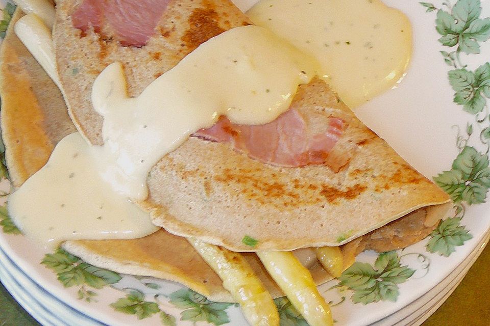 Spargel auf Eierkuchen mit Schinken und weißer Sauce mit Gorgonzola