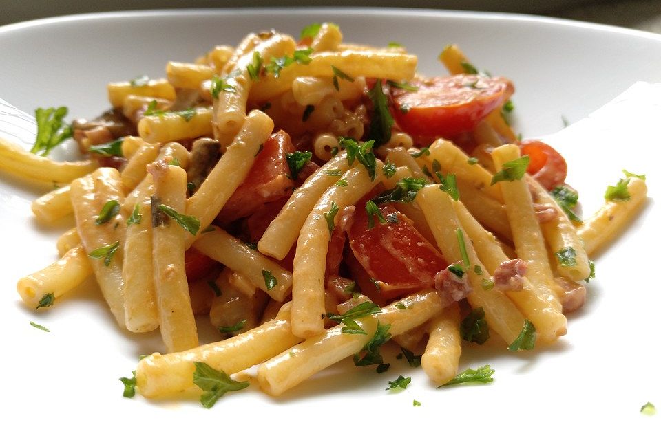 Nudelsalat mit Pesto, Champignons und Tomaten