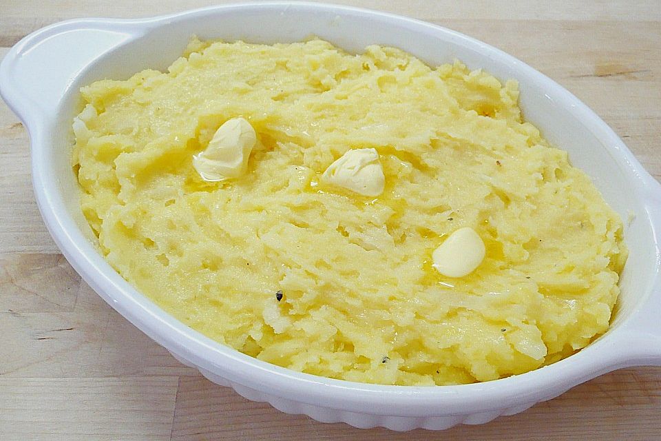 Mexikanische Kartoffeln mit Käse im Topf