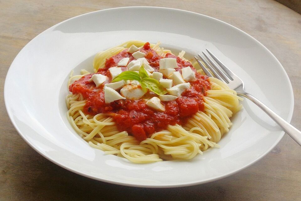 Tagliatelle mit Tomatensahnesauce und Mozzarella