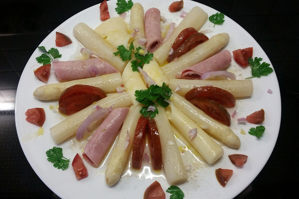 Spargelsalat mit Schinken und Käse