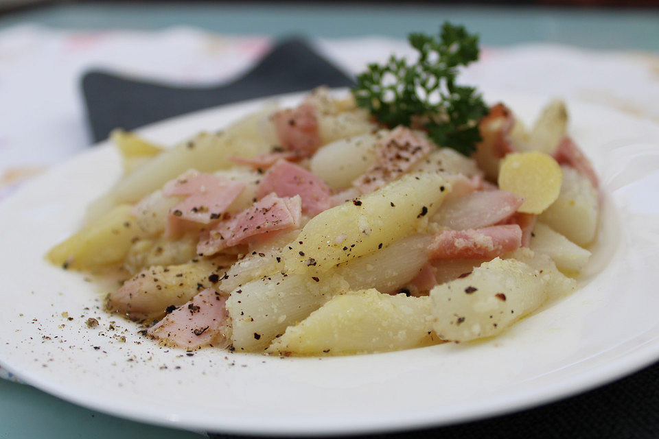 Spargelsalat mit Schinken und Käse