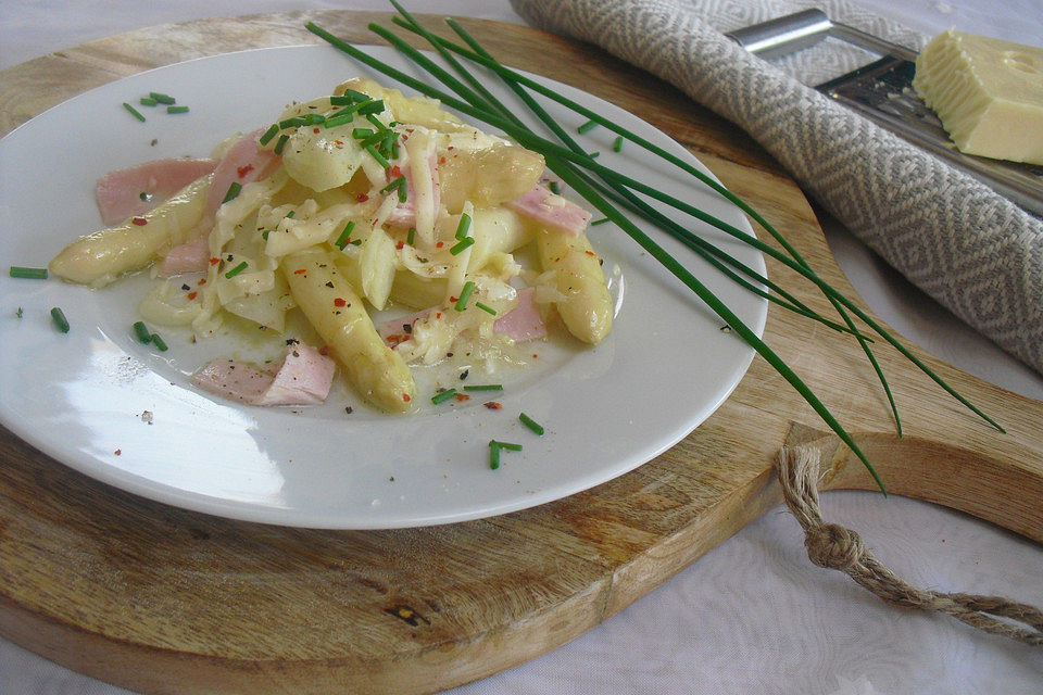 Spargelsalat mit Schinken und Käse