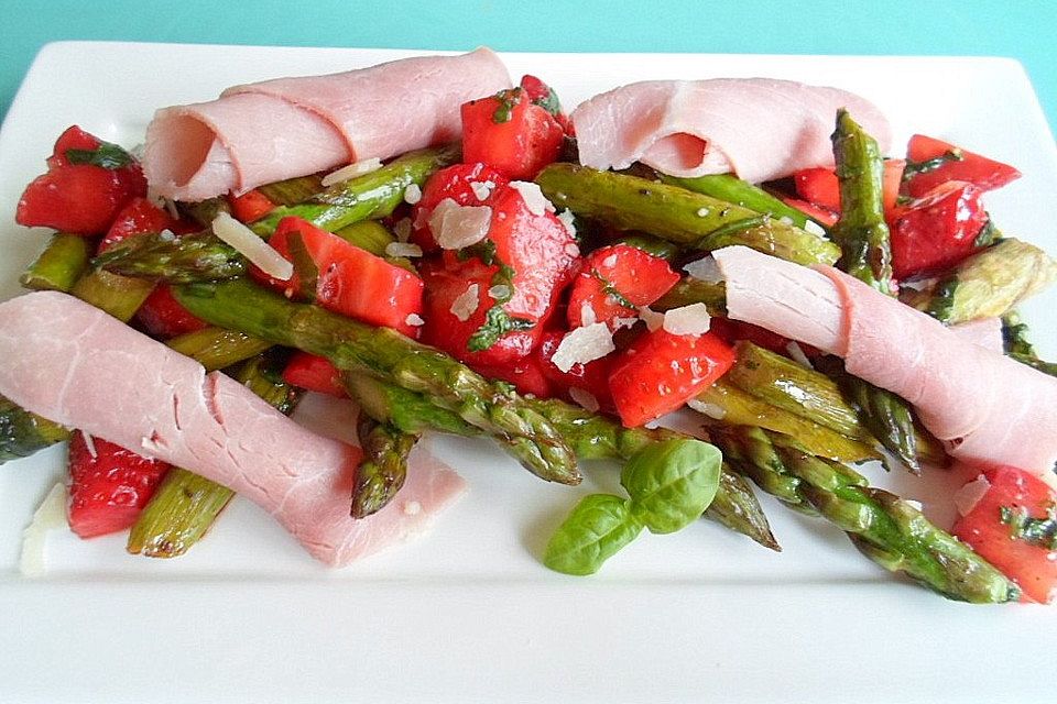 Grüner Spargel mit Erdbeeren und Sesam