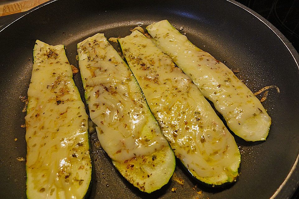 Gebratene Zucchini mit Käse