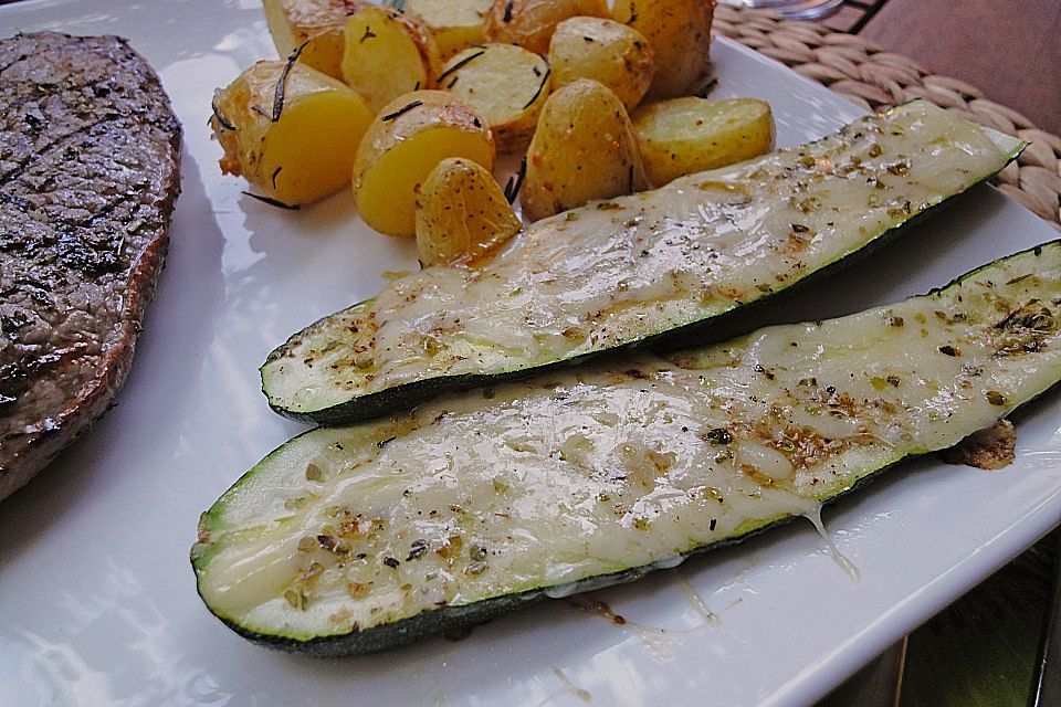 Gebratene Zucchini mit Käse