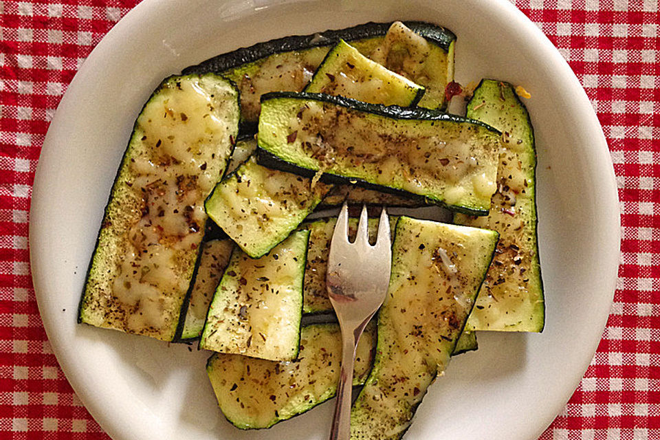 Gebratene Zucchini mit Käse