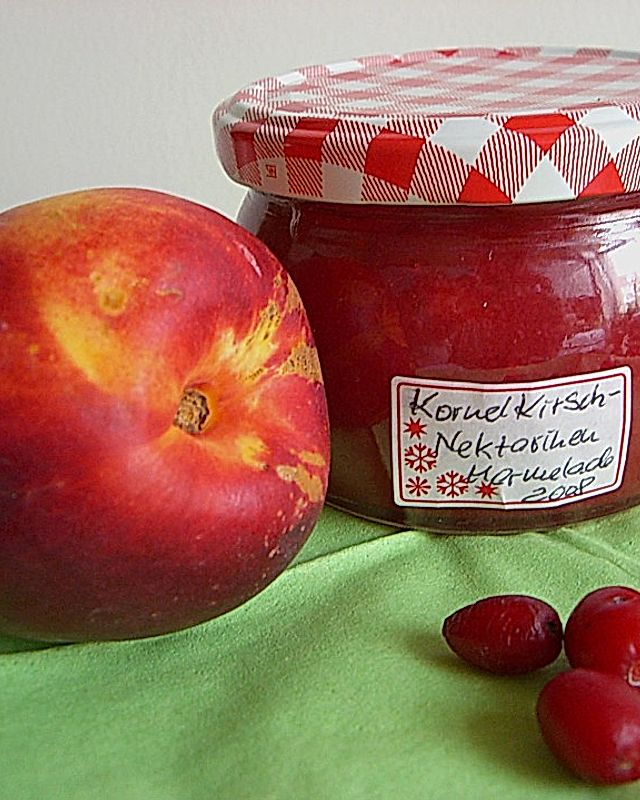 Kornelkirschenmarmelade mit Nektarine und Apfel