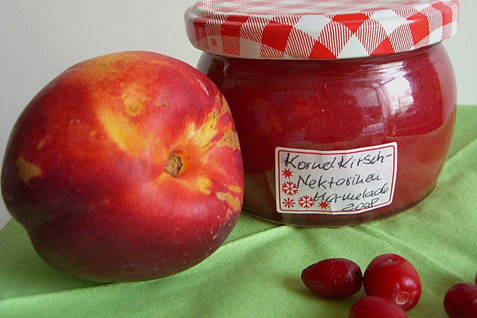 Kornelkirschenmarmelade mit Nektarine und Apfel