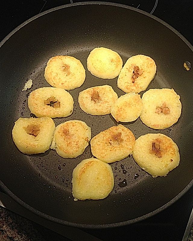 Kartoffelknödel geröstet mit 'Zugabe'
