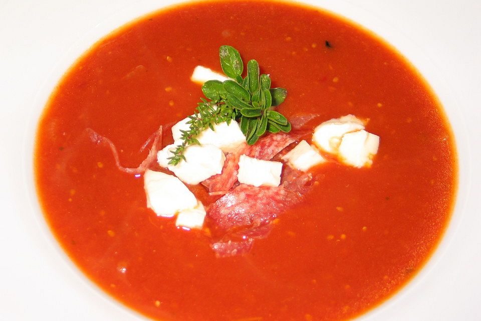 Axels Tomatensuppe mit  Salami und Mozzarella