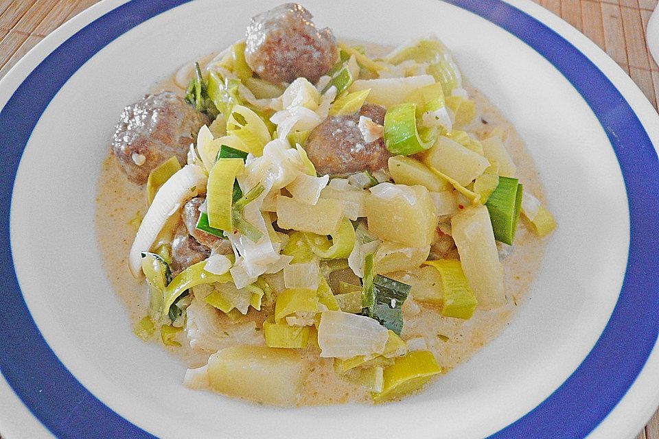 Bratwurstbällchen in Lauch - Bechamel - Gemüse