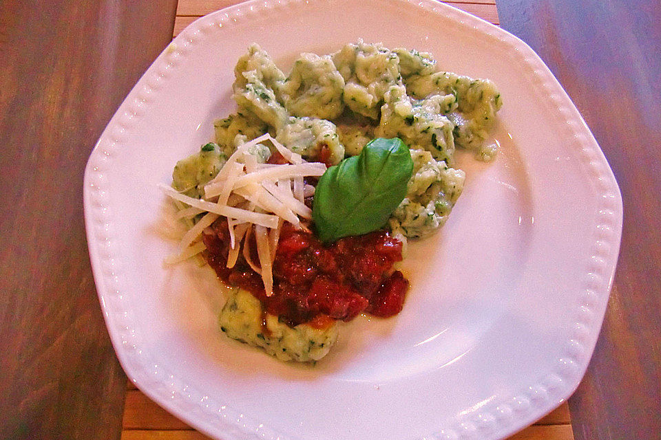 Spinat - Gnocchi mit Tomaten - Basilikum - Sauce