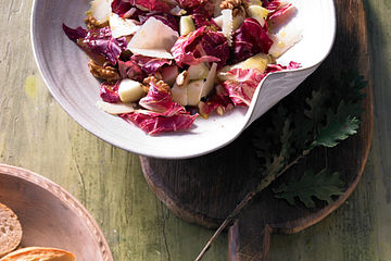 Radicchio-Birnen-Salat mit Walnüssen und Parmesan