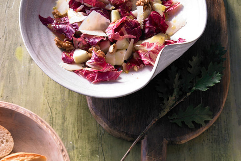 Radicchio-Birnen-Salat mit Walnüssen und Parmesan