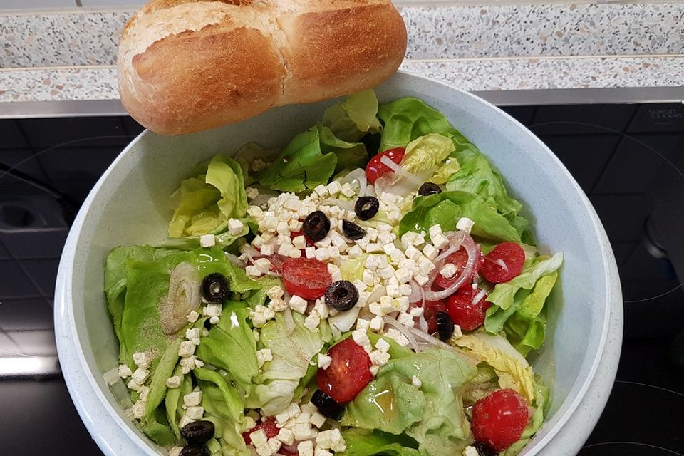 Bauernsalat mit Weiß- oder Fladenbrot