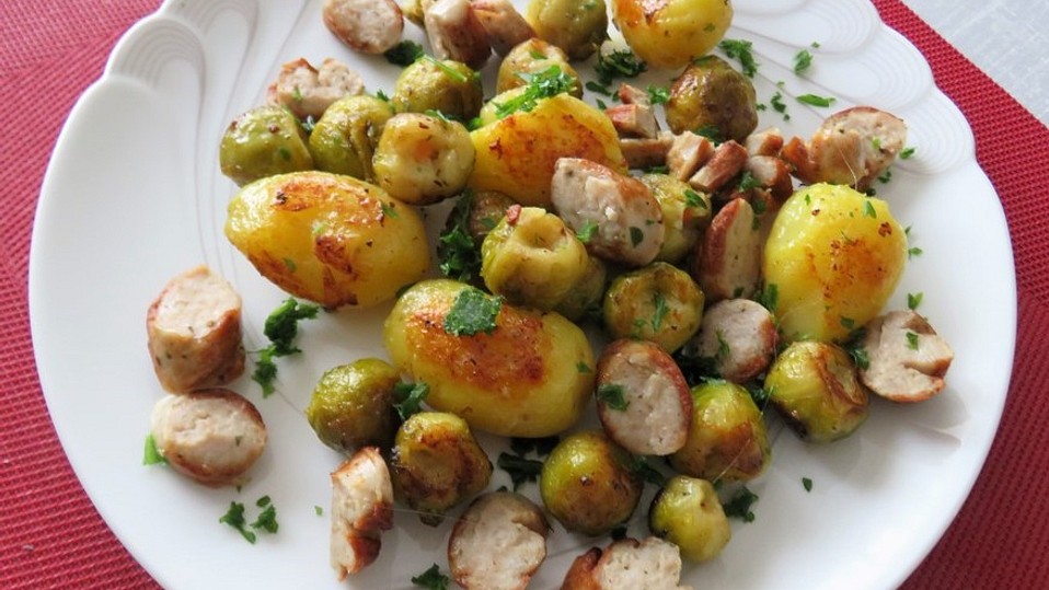 Bratkartoffeln mit Rosenkohl und Bratwurst von AWeinert Bratkartoffeln mit Rosenkohl und Bratwurst von AWeinert