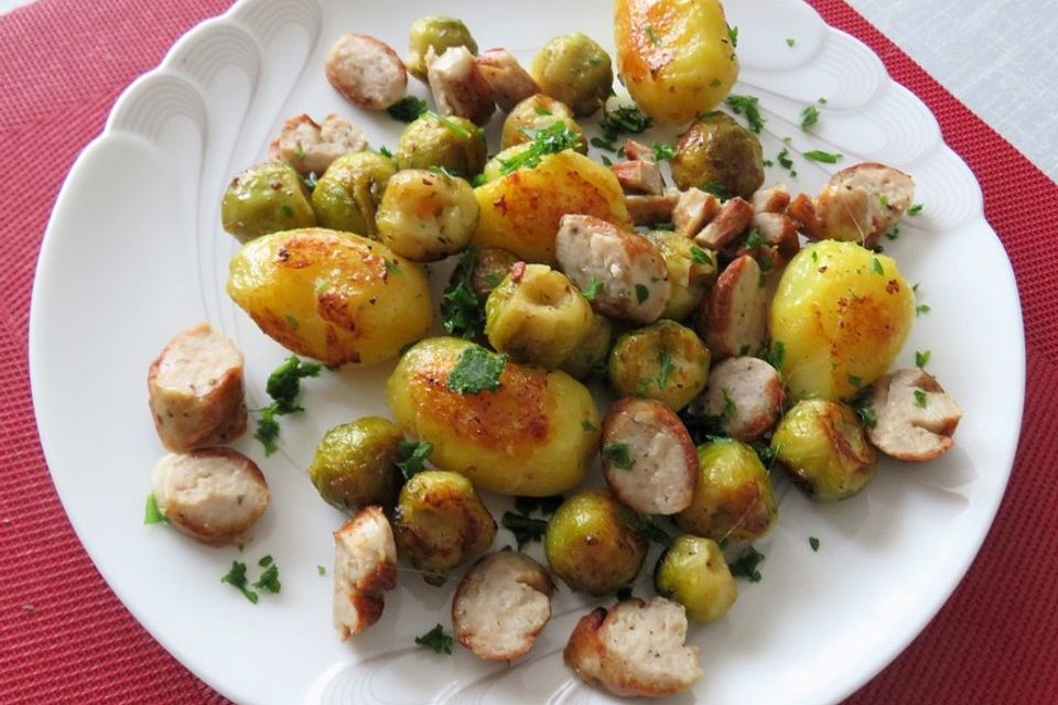 Bratkartoffeln mit Rosenkohl und Bratwurst