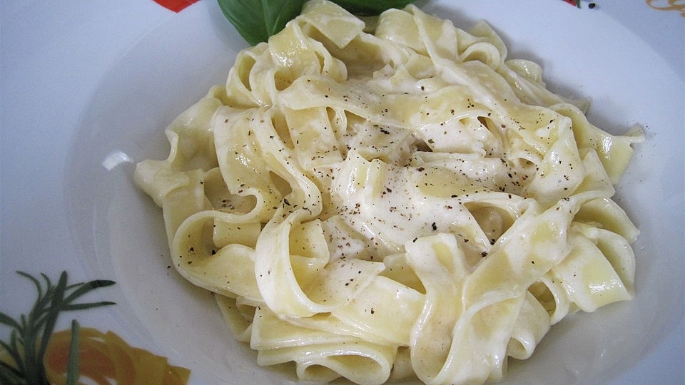 Fettuccine Alfredo : Fettuccine Alfredo Wikipedia / Cook pasta according to package directions.