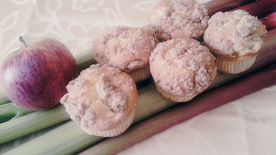Rhabarber - Apfel - Muffins mit Zimtstreuseln von --rosalie--