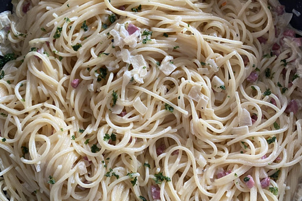 Pasta mit Schafskäse, Honig und Chili