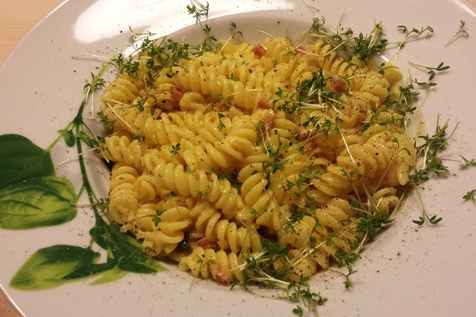 Pasta mit Schafskäse, Honig und Chili