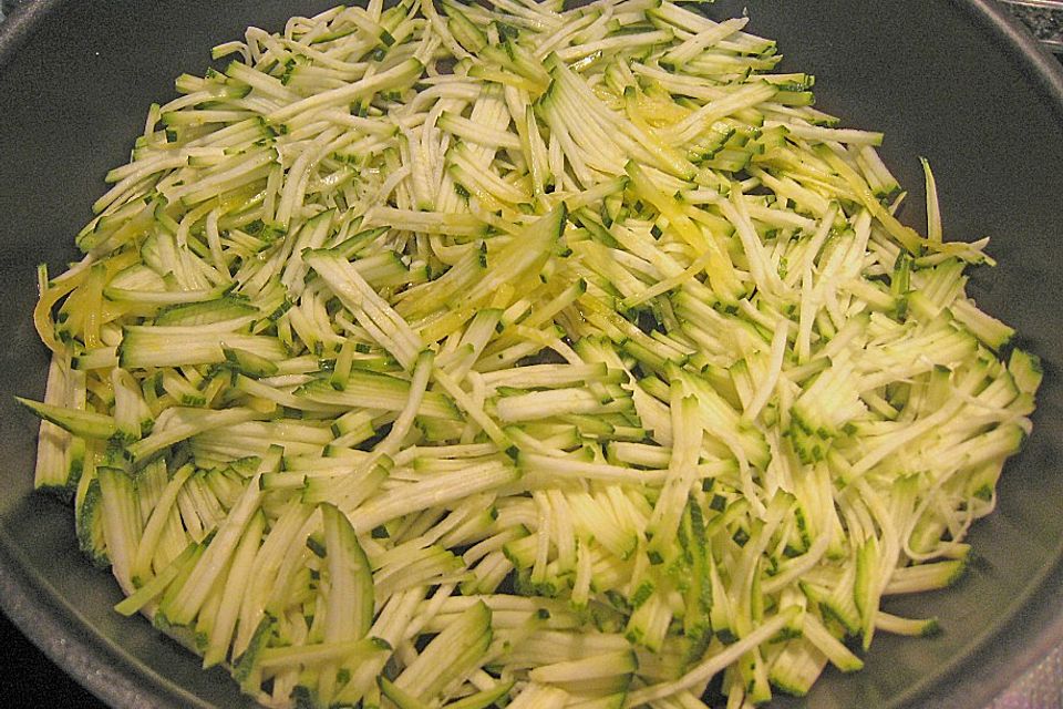 Entenbrust in Johannisbeersauce mit Zucchinijulienne und Süßkartoffelkugeln