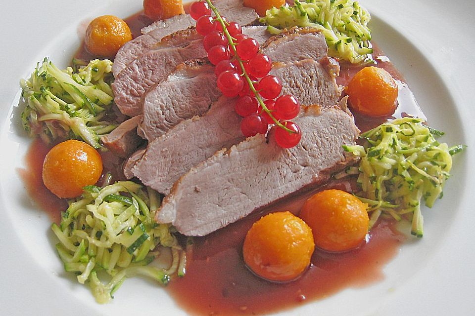 Entenbrust in Johannisbeersauce mit Zucchinijulienne und Süßkartoffelkugeln