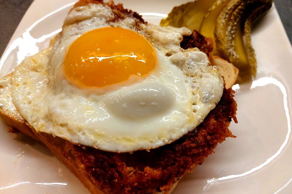 Schnitzeltoast mit Spiegelei