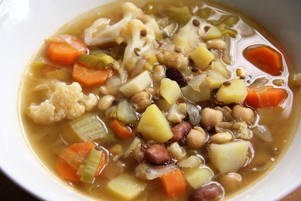 Bauernsuppe aus einem Hülsenfrüchtemix mit Gemüseallerlei